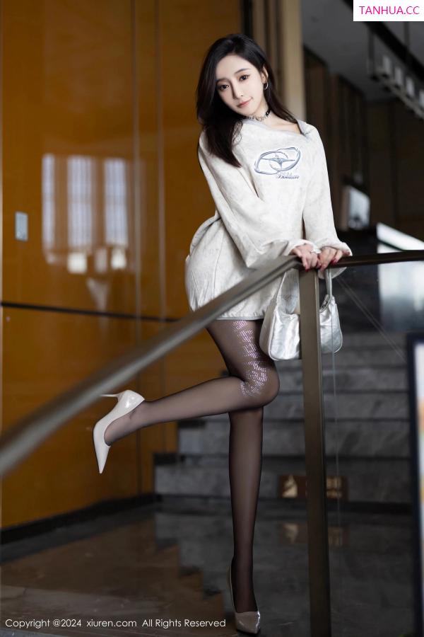 王馨瑶  [XiuRen]高清写真图 2024.02.23 No.8135 王馨瑶yanni 美腿黑丝第3张图片